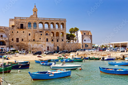 Fischerboote treiben in Polignano a mare auf dem Wasser