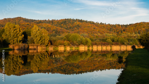 Jesień nad stawem w Bieszczadach. Autumn by the pond in the Bieszczady Mountains.