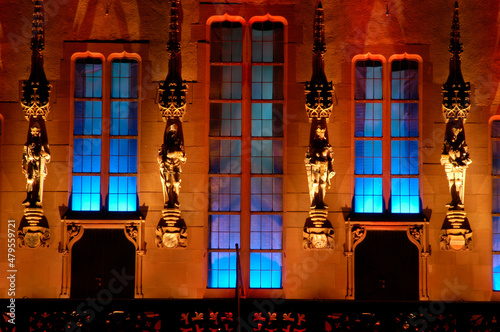 Die Fassade des Frankfurter Römer in rotem Kunstlicht bei einer Luminale