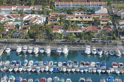 Fotografía aérea del puerto deportivo de Pasito Blanco en la costa sur de la isla de Gran Canaria