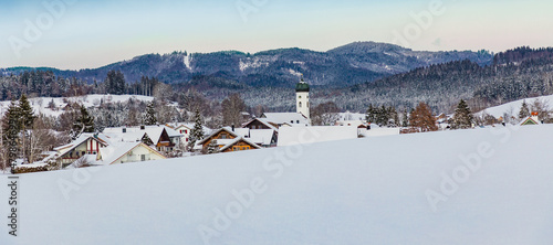 Dorfkirche von Maierhöfen im Allgäu, Bergsicht im Allgäu, Banner, Bannergröße, Hintergrund, Winter im Allgäu, schneebedeckt, 
