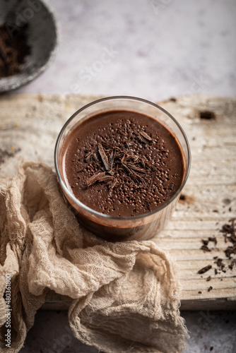 Crème dessert au chocolat en pot fait maison avec copeaux de chocolat noir