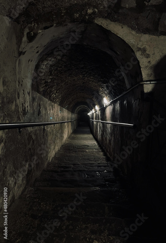 Dunkler Gang mit Treppe nach unten in die Unterwelt von Neapel, Italien