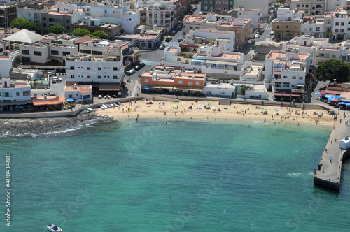 Fotografía aérea dela playa y puerto de Corralejo en la isla de Fuerteventura, Canarias