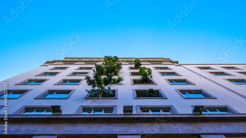 Edifico neoclásico con jardines verticales en sus balcones