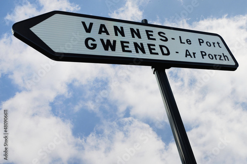 Panneau bilingue français et breton indiquant la direction du port de Vannes