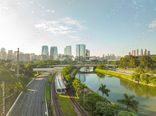 Foto aérea da Marginal Pinheiros sentido zona sul, em São Paulo