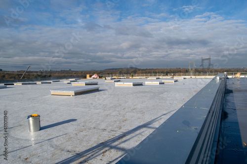 Construction of a flat roof with EPDM (ethylene propylene diene monomer) membrane on a large warehouse