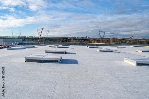 Construction of a flat roof with EPDM (ethylene propylene diene monomer) membrane on a large warehouse