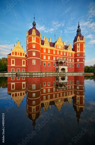 Bad Muskau, Saksonia, Niemcy pałac na wodzie, fosa, odbicie, fasada