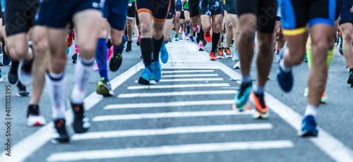 Perspectiva de muchas zapatillas de corredores corriendo maratón