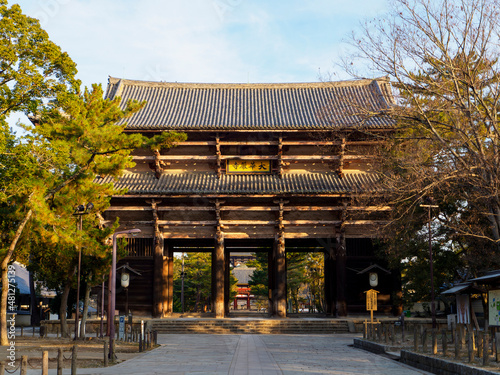 朝日が射し込む東大寺南大門の風景