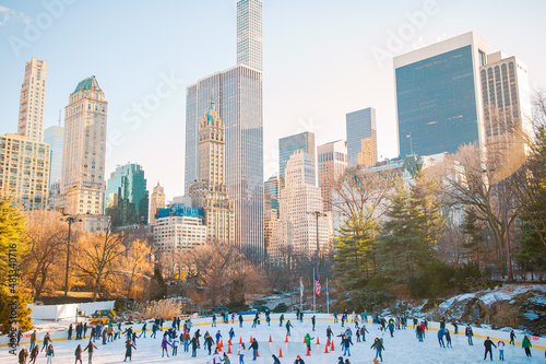 Łyżwiarzy zabawy zimą w Central Parku w Nowym Jorku