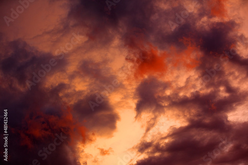 Burza chmury zachód słońca obłoki cumulusy i czerwone chmury