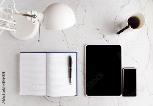 Flatlay - mockup - biurko do pracy - tablet - telefon - notes - biała kartka - planowanie - pusta przestrzeń na biurku - home office - praca w domu - tło do grafiki 