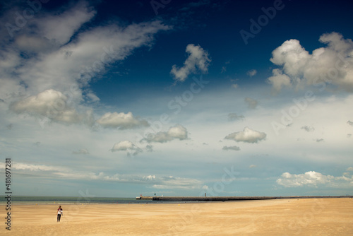 Grande plage de sable à Calais sur la côte d'opale