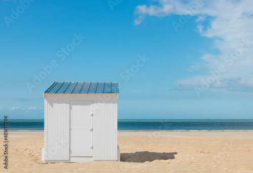 cabines de plage blanches sur la plage de sable de Calais devant la Manche sur la Côte d'Opale en été