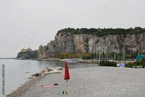 Sistiana zwischen Triest Duino und Grado in Friaul-Julisch Venetien Italien an der Adria Mittelmeer - Strand mit Sonnenliegen 