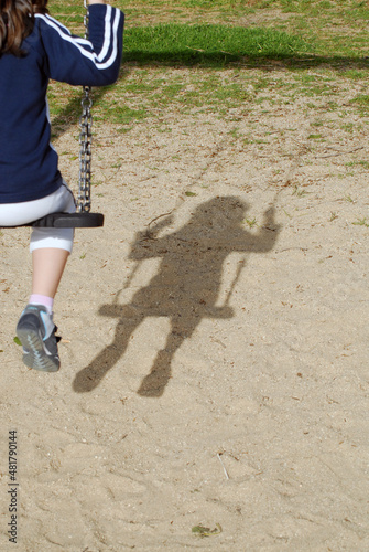 Sombra de una niña en un columpio