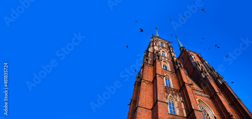 Katedra Wrocław na tle niebieskiego nieba. Ostrów Tumski 