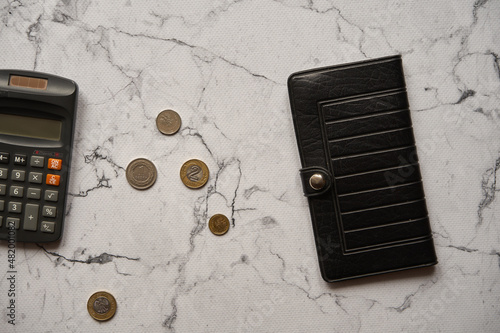 monety, portfel i kalkulator na marmurowym stole ,polski złoty 