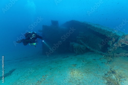 Diver con relitto di nave affondata durante la seconda guerra mondiale, nei pressi di Cagliari