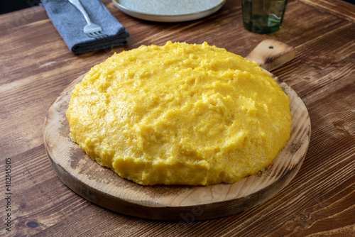 polenta tradizionale su taglieri di legno