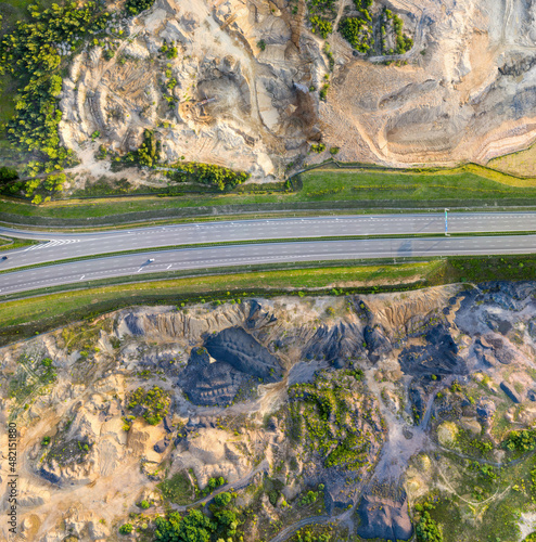 Panorama z drona autostrady biegnącej przez nieużytki poprzemysłowe