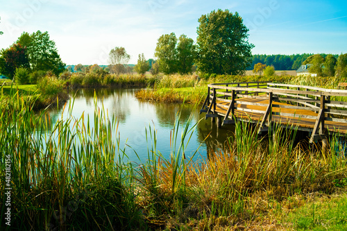 Jezioro w Polsce jesienią obok mały pomost.
