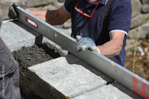 muratore al lavoro attrezzi cantiere 