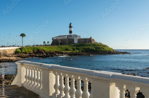 Vista do Farol da Barra, arquitetura histórica em Salvador, Bahia, Brasil.