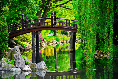 drewniany most nad wodą w ogrodzie, ogród japoński nad wodą, japanese garden, designer garden 