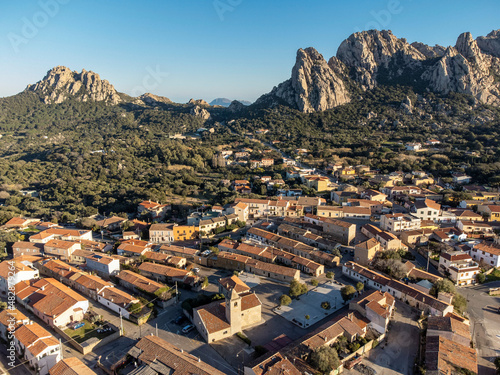 Sardegna, il caratteristico borgo di San Pantaleo, poco distante dalla Costa Smeralda