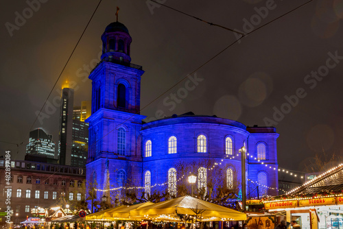 Paulskirche in Frankfurt am Main blau illuminiert zum Tag der Menschenrechte am 10. Dezember
