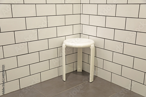 cuarto de baño azulejo blanco con banqueta blanca hotel 4M0A0245-as22
