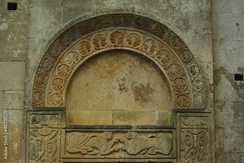 Serramonacesca - Abruzzo - Abbey of San Liberatore in Maiella - The archivolt has two ferrules decorated with palmettes and two felines facing each other are visible on the architrave