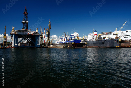 statki i wieża wiertnicza stojące w doku w stoczni