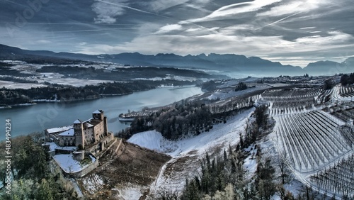 Zimowy zamek nad jeziorem w Dolomitach