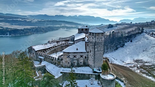 Zimowy zamek nad jeziorem we Włoskich Dolomitach