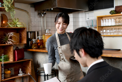 カフェ（飲食店）で働くアジア人の女性の店員（注文・オーダー）