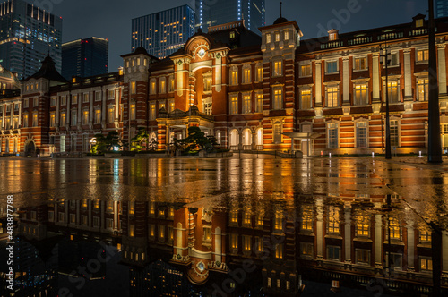 水たまりに反射する東京駅