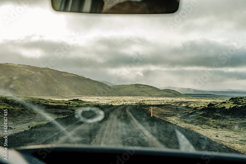 Asfaltowa droga na Islandii z perpektywy kierowcy