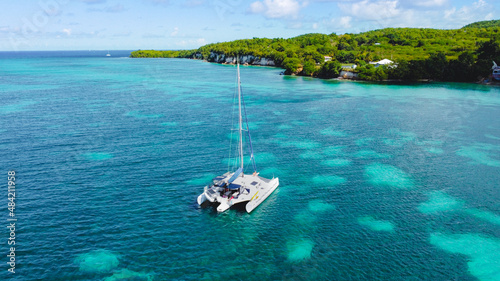 Bateau de tourisme trimaran sur une eau turquoise en Guadeloupe à Marie-Galante