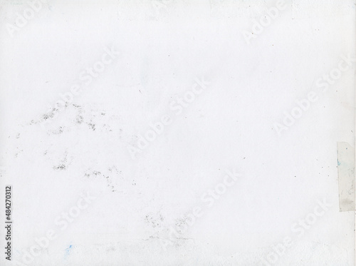 Fondo de textura de papel real escaneado a alta resolución, con ligeras manchas y marca de celo