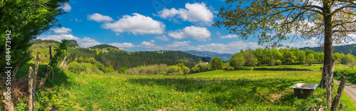 Panoramica primaveral del valle de Mendiola en Abadiño