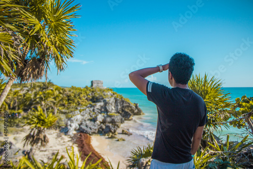 Asombrosa foto de un chico mirando unas ruinas mayas a lo lejos