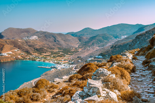 Wanderweg aus dem Hochland zur Bucht von Aegiali mit Hafen auf der griechischen Insel Amorgos