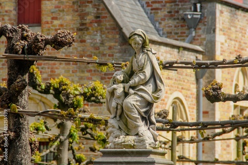 Estatua de María con el niño junto a la iglesia de Nuestra Señora en Brujas, Bélgica. Escultor: Pieter Pepers (Brujas, 10 de octubre de 1730 - Brujas, 28 de junio de 1785) escultor flamenco.