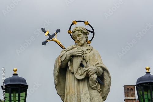 Estatua de San Juan de Nepomuceno (John of Nepomuk) en Brujas. Estatua de piedra erigida en 1767, arrojada al río en 1795 y reemplazada en 1811. Escultor flamenco, Pieter Pepers.