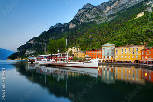 Włochy, Jezioro Garda, Riva del Garda port i stary statek, góry i domy